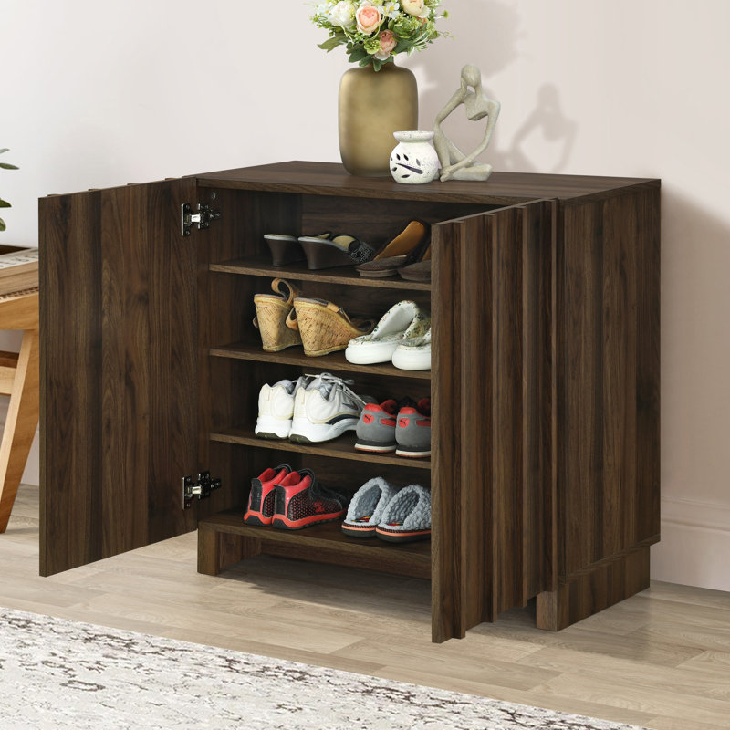 Armoire de rangement pour chaussures avec porte cannelée Araminta, Noyer