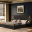 Très grand lit plateforme gris foncé, revêtement en chenille, conception plissée, table de chevet et lampes réglables, sans sommier, éclairage de lit de style minimaliste moderne, manuel - pour un look artistique-1067566780