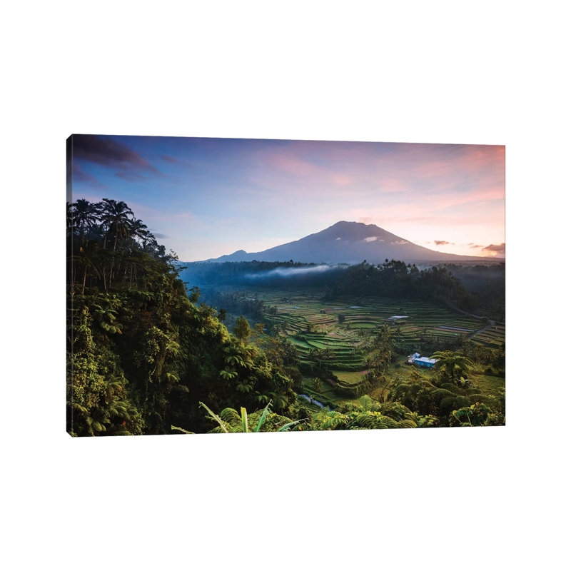 Volcan et rizières, Bali I par Matteo Colombo - reproduction de photo sur toile tendue, H 12 po x l 18 po x 1,5 po