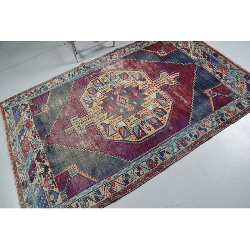 Tapis turc vintage fait à la main avec un design géométrique unique et des couleurs vibrantes pour votre espace de vie