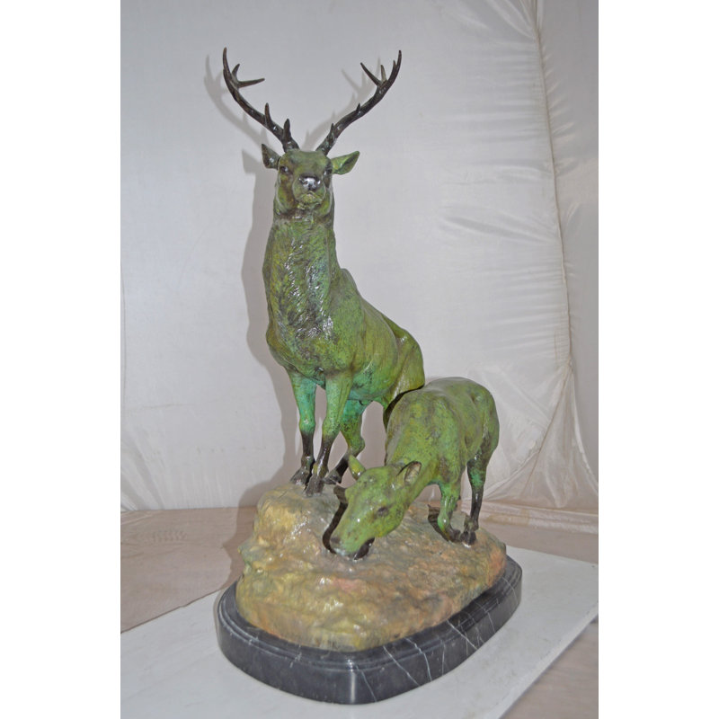 Statue deux cerfs Cushenilt en bronze avec une finition patine verte - Taille: L 15 po x l 22 po x H 32 po.