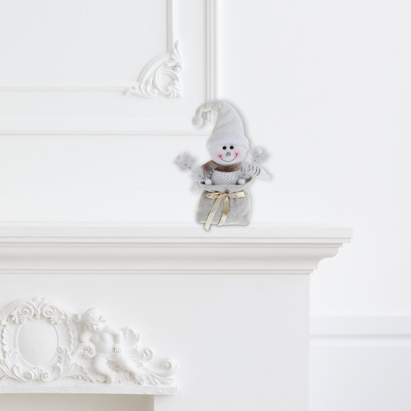 Bonhomme de neige en peluche assis dans un sac
