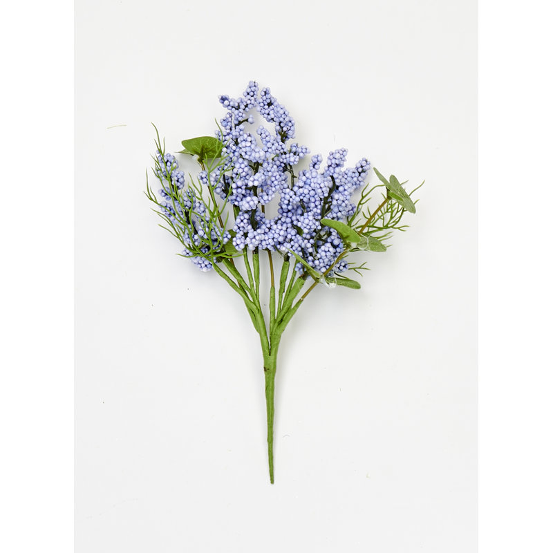Bouton mauve et feuilles vertes