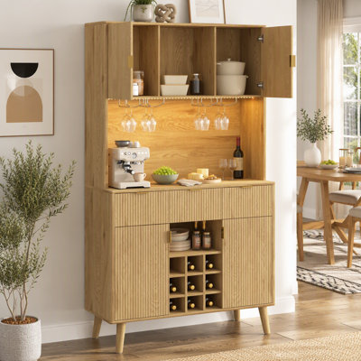 Meuble-bar de cuisine haut multifonctionnel avec prise électrique et éclairage DEL, rangement pour bouteilles de vin avec casier à neuf compartiments.