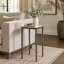 Table d'appoint en aluminium avec structure texturée et plateau inspiré de la pierre, argent et blanc 24 po