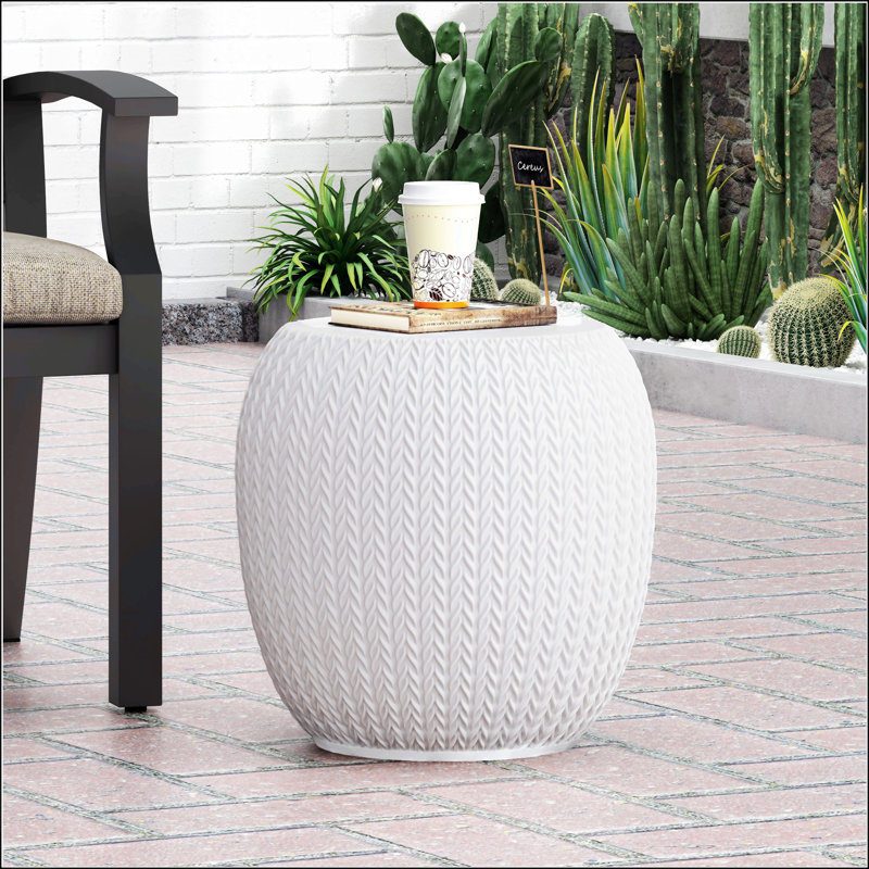 Table d'appoint d'extérieur en béton léger avec motif tressé charmant, durable et élégant pour divers espaces
