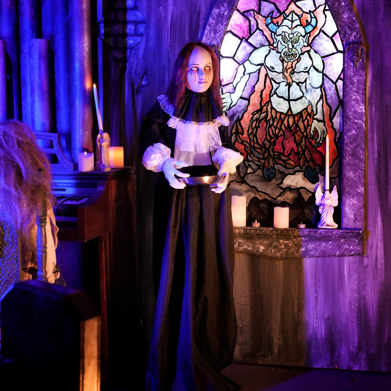 «Haunted Hill Farm» 5,3 pi, debout effrayante, tenant une assiette d'Halloween animatronique avec une chute de tête
