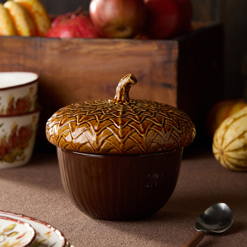 Ensemble de 2 bols à soupe Autumn Meadows - Deux bols en grès fantaisistes de 22 onces sculptés comme le gland d'automne classique, avec des couvercles bruns richement texturés qui réchauffent chaque portion individuelle.