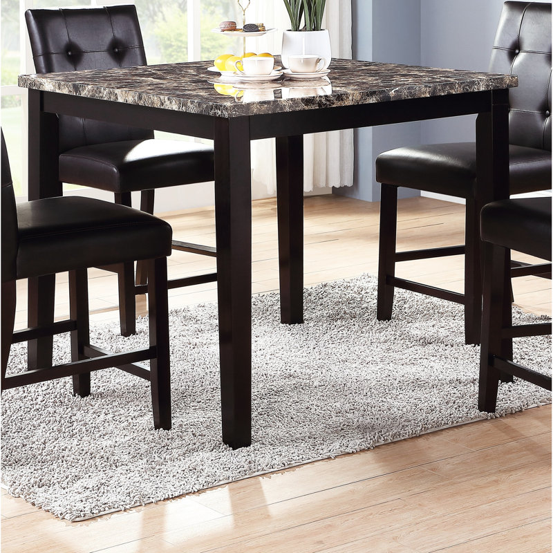 Ensemble de salle à manger à hauteur de comptoir: table en bois de bouleau avec faux marbre et 4 sièges rembourrés bruns Pièce moderne: surface