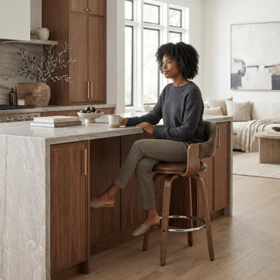 Tabouret de bar et de comptoir pivotant Mid-Century Corso avec dossier incurvé, siège rembourré et structure en bois