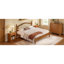 Très grand lit avec tête de lit en rotin, structure en bois aggloméré, chambre à coucher moderne