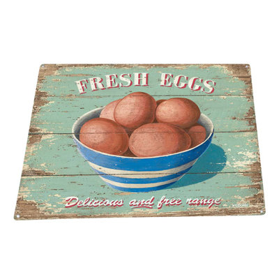 Oeufs frais sur panneau en métal turquoise