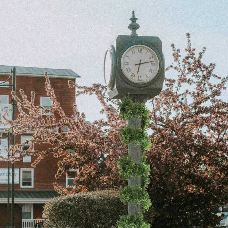 9' Tall Hanging Loops Garland