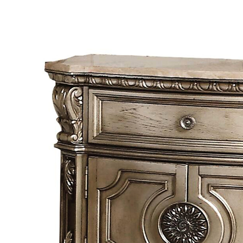 Table de chevet 1 tiroir et 2 portes en bois, plateau en marbre, argent antique, tiroir doublé de feutre, façade française, fonction, fermeture manuelle, rangement pour chambre à coucher, butée supérieure en bois de peuplier, fermeture, solide