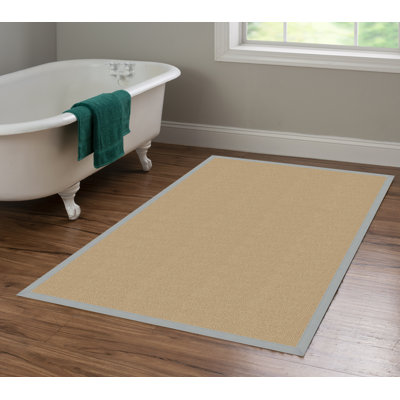 Tapis berbère beige fait à la main avec bordure en coton bleu glacier Nannette