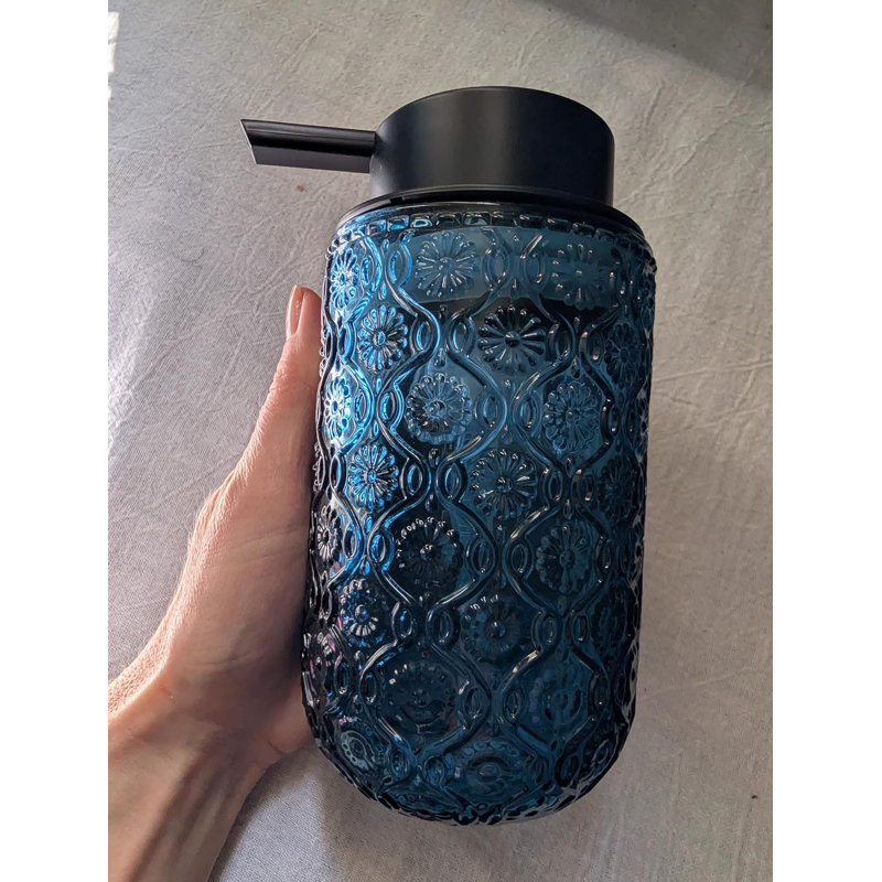 Distributeur de savon embossé en verre bleu avec pompe noir mat pour comptoir de cuisine
