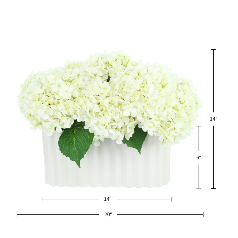 Hortensias dans un vase plissé en céramique