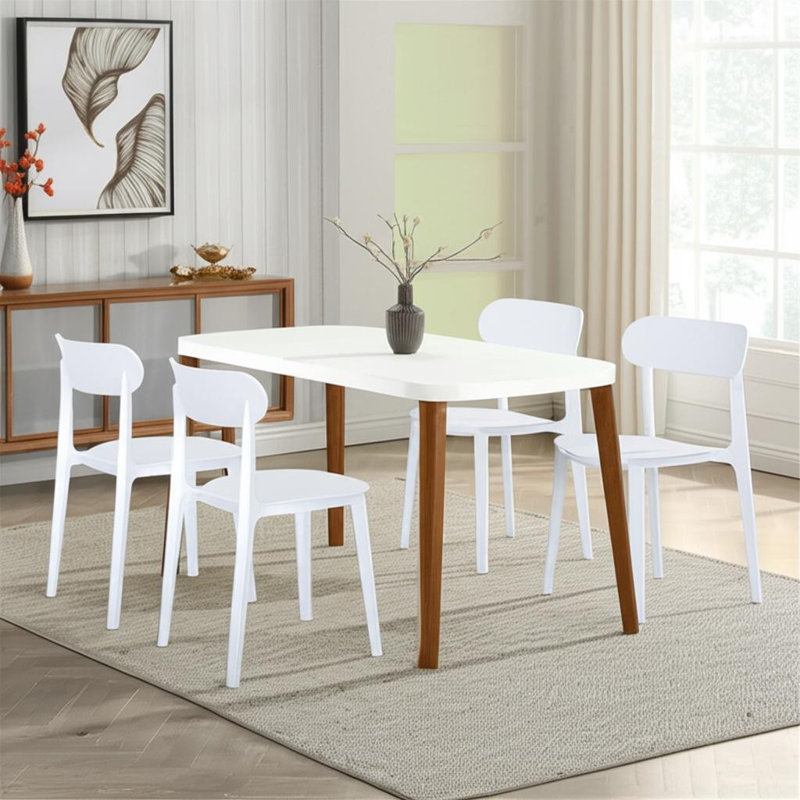 Ensemble de quatre chaises d'appoint blanches en plastique robustes