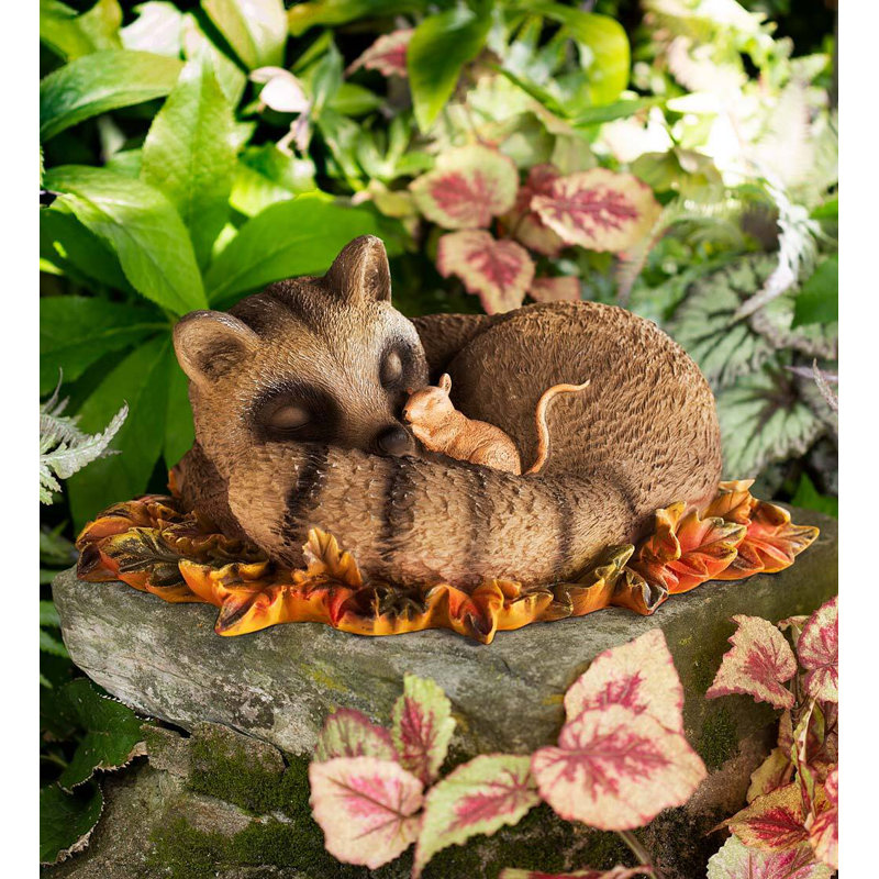 Sculpture de raton laveur et souris en train de faire une sieste