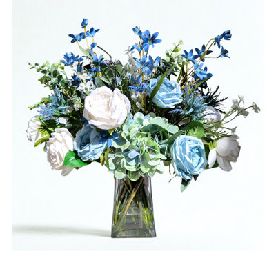 Arrangement mélangé de roses bleues et d'hortensias en soie dans un vase