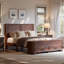 Structure de lit grand de style ferme avec tête de lit et banc de rangement avec 2 grands tiroirs pour la chambre à coucher-407986478