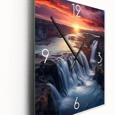 Horloge murale surdimensionnée au coucher du soleil sur des cascades majestueuses