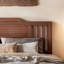 Haut lit double avec tête de lit double, structure en bambou massif, chambre à coucher brun chaud moderne