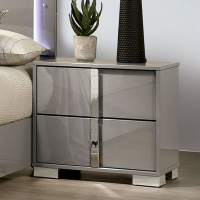 Armoire de chevet 1 pièce Taupe avec 2 tiroirs, pieds, poignées verticales, style contemporain, bois d'ingénierie et métal, table de chevet à finition taupe, détails en métal