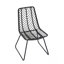 Ensemble de chaises d'extérieur avec deux coussins résistants à l'eau, style transitionnel et fabrication en rotin de polyéthylène durable.