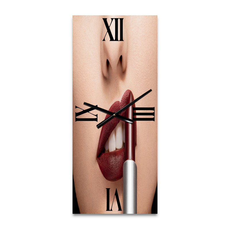 Femme appliquant du rouge à lèvres sur les lèvres - horloge murale moderne, Grand