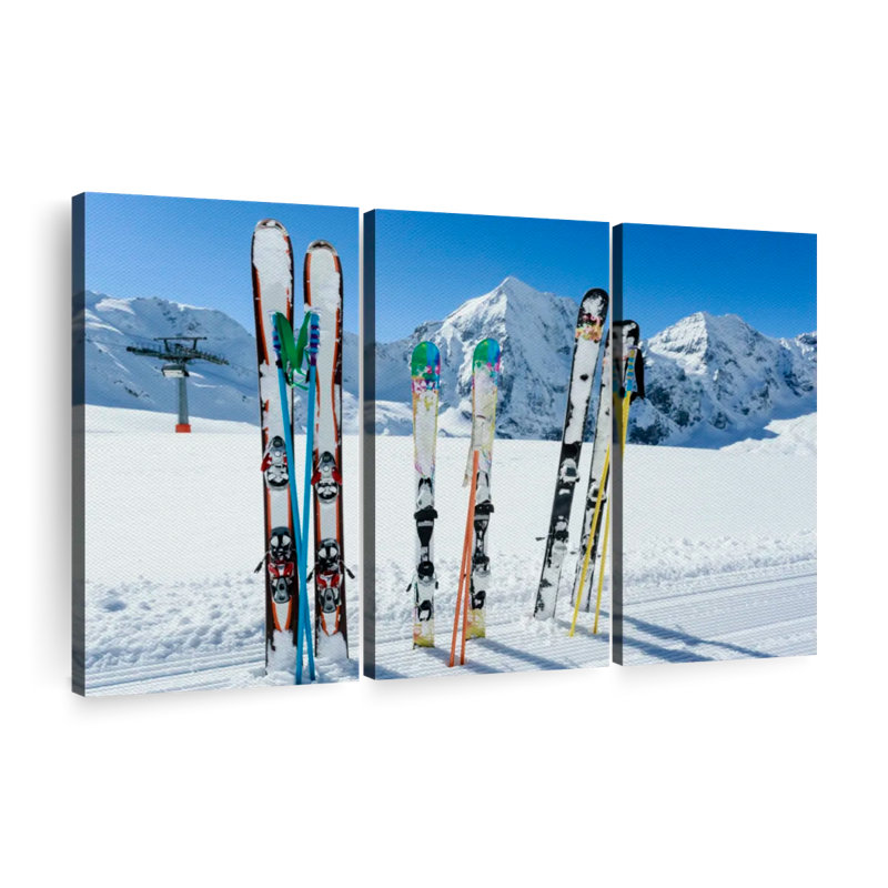 «Snowy Mountain Skis», 3 pièces sur toile, H 36 po x l 57 po x P 1,25 po