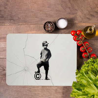 Verre d'art urbain inspiré de Banksy avec un design de garçon et de balle idéal pour un décor urbain tendance