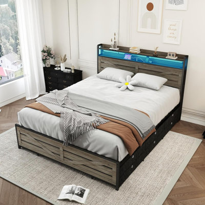 Structure de lit grand format avec 12 tiroirs en tissu, lumières DEL et station de charge, lit plateforme en métal sans sommier antidérapant et support silencieux, panneau de rangement en bois aggloméré gris et en métal pour la chambre à coucher