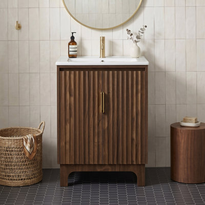 Meuble-lavabo sur pied cannelé de 61 cm (24 po) avec lavabo en céramique intégrée, tablette réglable, portes à fermeture amortie et pieds ajourés incurvés, brun noyer