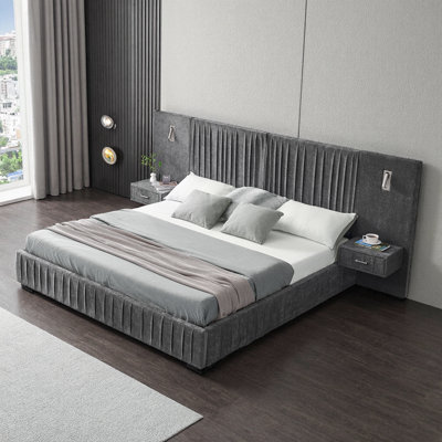 Grand lit plateforme tapissier gris foncé avec tête de lit plissée, table de chevet intégrée et lampes réglables - aucun sommier nécessaire