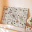 Toile un motif sans couture mettant en vedette un thème de café fantaisiste dominé par un art mural sur fond beige crème doux-2098254487