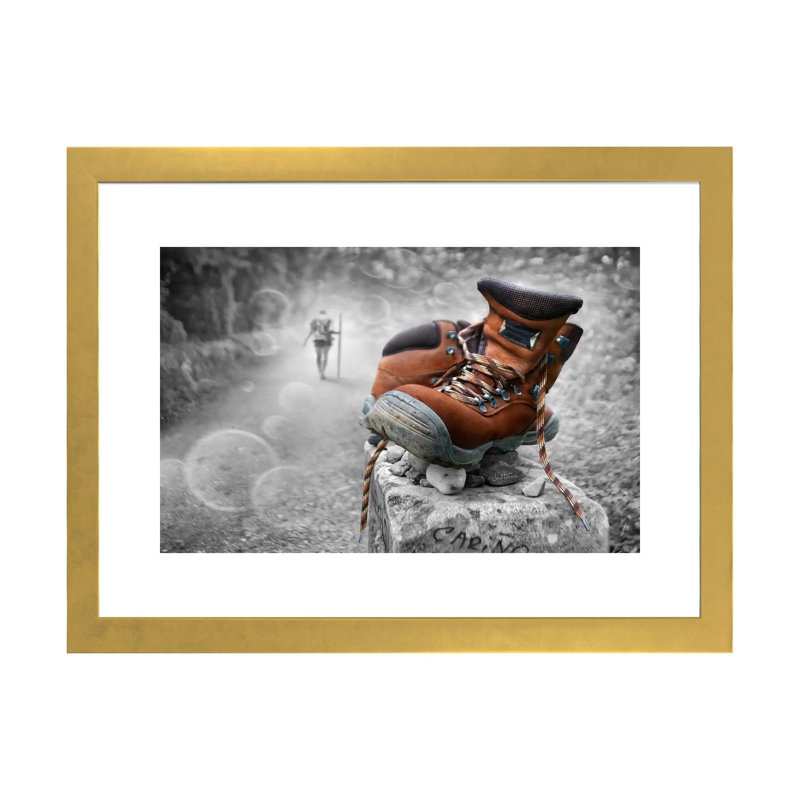 « Keep Walking » par Ben Heine-impression d’art graphique, Papier encadré doré, Blanc, H 16 po x l 24 po x P 1 po