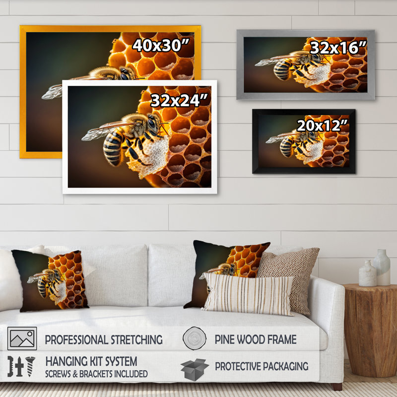«Bee Flying I», art mural sur toile, Cadre d'angle fermé noir, L 20 po x H 12 po
