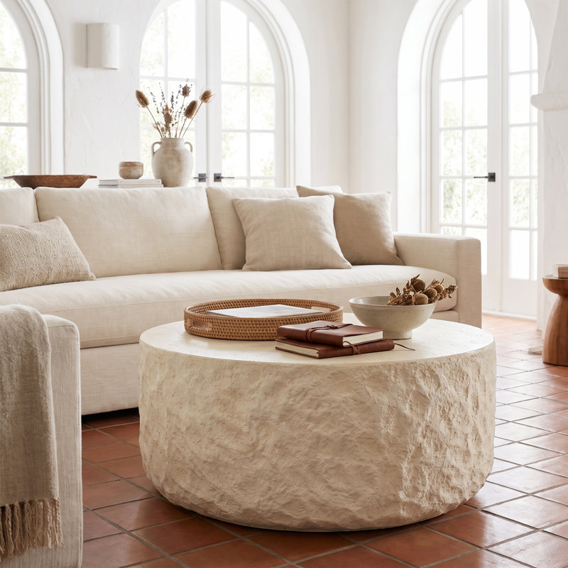 Table basse Stratton Organic Modern MGO Drum avec finition texturée aspect pierre pour l'intérieur et l'extérieur