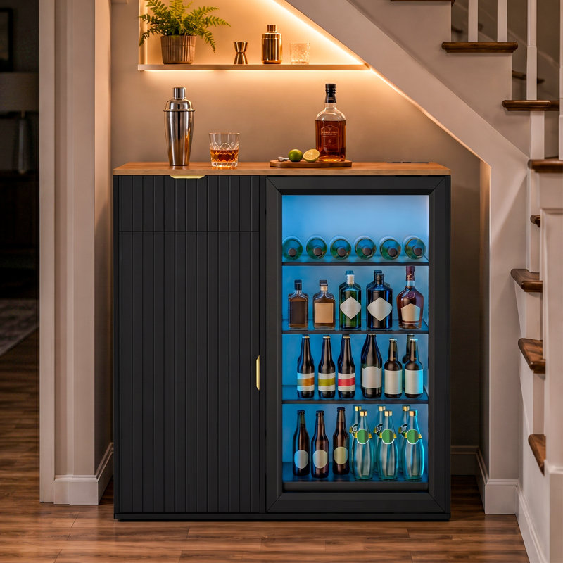 Mini armoire de réfrigérateur avec prise de courant et ports USB, station de café et de bar à domicile, armoire à boissons autoportante avec tiroir, tablette réglable et conception à dos ouvert, finition grain de bois noir