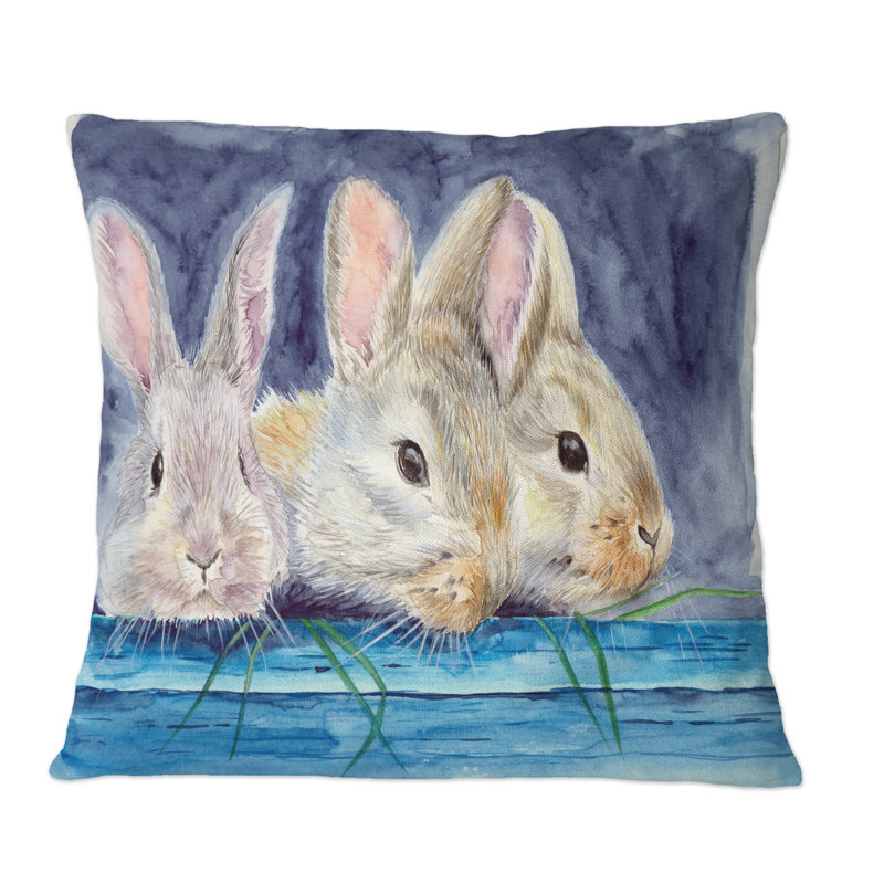 Trois lapins moelleux derrière une clôture en bois bleue I - Coussin décoratif imprimé traditionnel, 16 po x 16 po