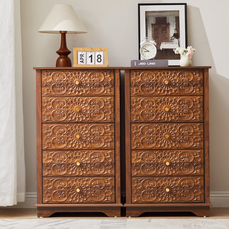 Commode embossée à 5 tiroirs l 20,07 po, Noyer