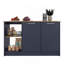 Îlot de cuisine avec grand comptoir de salle à manger, armoire à deux portes avec tablettes de rangement intérieures et deux tablettes ouvertes