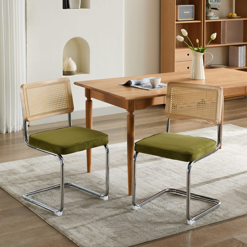 De 2 chaises de salle à manger de style Mid-Century moderne, rembourrage en velours olive, dossier en canne, base en acier inoxydable, conception en porte-à-faux pour coussin de soutien ferme, support naturel, longévité