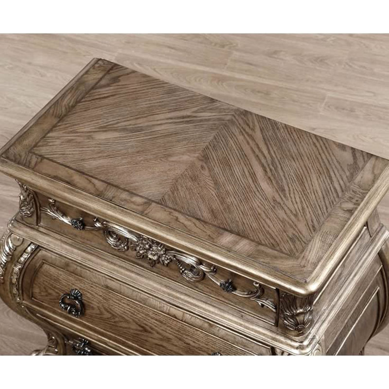 Table de chevet 3 tiroirs Traditional en chêne brun avec glissières latérales en métal et poignées antiques
