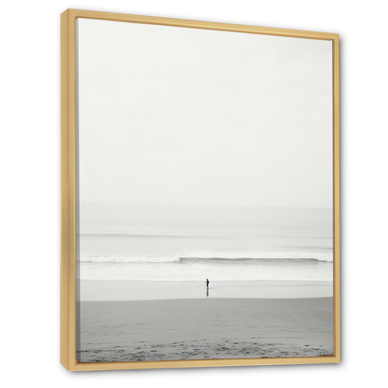Minimalisme noir et blanc photo de plage V - art mural plage côtière, H 32 po x l 16 po x P 1 po, Cadre flottant érable