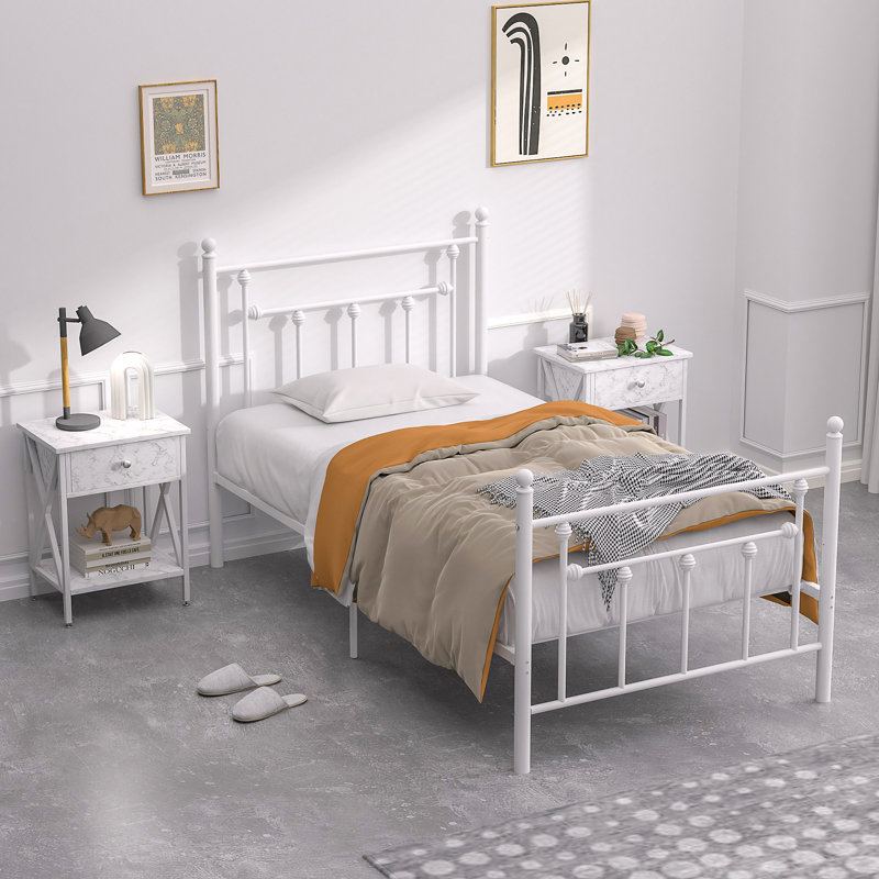 Ensemble de chambre à coucher 3 pièces Kempst, ensemble de lit simple en métal blanc avec tables de chevet, ensemble de 2, lit plateforme à broches de ferme et table de chevet blanche avec tiroir et rangement, ensemble de mobilier de chambre à coucher pour petite pièce de 3, aucun sommier nécessaire