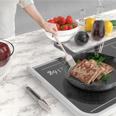 Ensemble d'ustensiles de cuisine en silicone résistant à la chaleur jusqu'à 230 °C (446 °F) : spatule, pince, cuillère, pinceau, fouet. Cet ensemble d'ustensiles et d'accessoires de cuisine est compatible avec les revêtements antiadhésifs et va au lave-vaisselle (sans BPA).