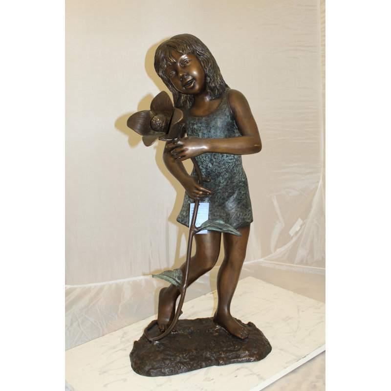 Statue de fille tenant une fontaine en bronze - Taille: L 15 po x l 15 po x H 35 po.