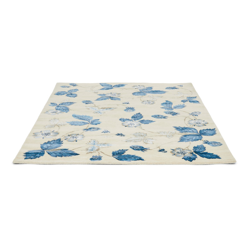 Hand Tufted Floral Area Rug in Cream/Blue, Rectangle 6'7" x 9'2"